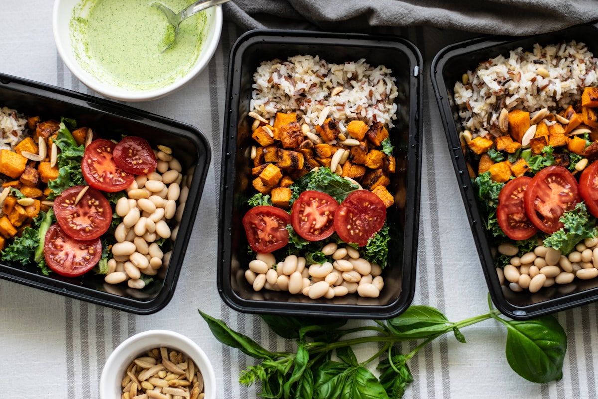 Consulente nutrizionista con frutta e verdure fresche